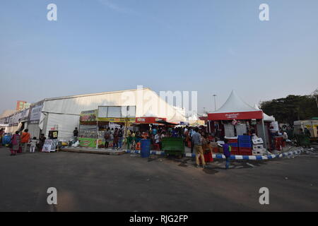 Kolkata, Indien. 6. Februar, 2019. 7. Tag der 12 Tage Dauer 43. Internationalen Kolkata Buchmesse 2019 am Central Park, Salt Lake City, die von den Verlegern und Buchhändlern Gilde organisiert. Credit: Biswarup Ganguly/Alamy leben Nachrichten Stockfoto