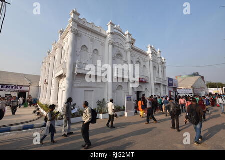 Kolkata, Indien. 6. Februar, 2019. Besucher der Bangladesch Pavilion - eine Replik des Rose Garden Palace von Dhaka, der am siebten Tag von zwölf Tagen Dauer 43. Internationalen Kolkata Buchmesse 2019 am Central Park, Salt Lake City, die von den Verlegern und Buchhändlern Gilde organisiert. Credit: Biswarup Ganguly/Alamy leben Nachrichten Stockfoto