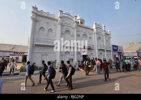 Kolkata, Indien. 6. Februar, 2019. Besucher der Bangladesch Pavilion - eine Replik des Rose Garden Palace von Dhaka, der am siebten Tag von zwölf Tagen Dauer 43. Internationalen Kolkata Buchmesse 2019 am Central Park, Salt Lake City, die von den Verlegern und Buchhändlern Gilde organisiert. Credit: Biswarup Ganguly/Alamy leben Nachrichten Stockfoto