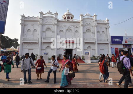 Kolkata, Indien. 6. Februar, 2019. Besucher der Bangladesch Pavilion - eine Replik des Rose Garden Palace von Dhaka, der am siebten Tag von zwölf Tagen Dauer 43. Internationalen Kolkata Buchmesse 2019 am Central Park, Salt Lake City, die von den Verlegern und Buchhändlern Gilde organisiert. Credit: Biswarup Ganguly/Alamy leben Nachrichten Stockfoto