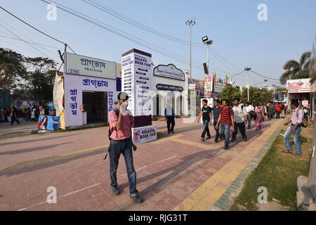 Kolkata, Indien. 6. Februar, 2019. 7. Tag der 12 Tage Dauer 43. Internationalen Kolkata Buchmesse 2019 am Central Park, Salt Lake City, die von den Verlegern und Buchhändlern Gilde organisiert. Credit: Biswarup Ganguly/Alamy leben Nachrichten Stockfoto