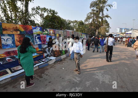 Kolkata, Indien. 6. Februar, 2019. 7. Tag der 12 Tage Dauer 43. Internationalen Kolkata Buchmesse 2019 am Central Park, Salt Lake City, die von den Verlegern und Buchhändlern Gilde organisiert. Credit: Biswarup Ganguly/Alamy leben Nachrichten Stockfoto