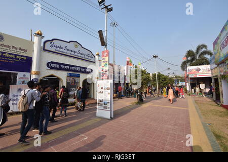 Kolkata, Indien. 6. Februar, 2019. 7. Tag der 12 Tage Dauer 43. Internationalen Kolkata Buchmesse 2019 am Central Park, Salt Lake City, die von den Verlegern und Buchhändlern Gilde organisiert. Credit: Biswarup Ganguly/Alamy leben Nachrichten Stockfoto