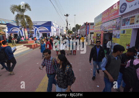 Kolkata, Indien. 6. Februar, 2019. 7. Tag der 12 Tage Dauer 43. Internationalen Kolkata Buchmesse 2019 am Central Park, Salt Lake City, die von den Verlegern und Buchhändlern Gilde organisiert. Credit: Biswarup Ganguly/Alamy leben Nachrichten Stockfoto