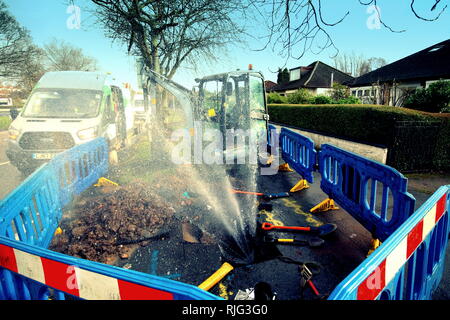 Glasgow, Schottland, Großbritannien. 6 Feb, 2019. Nach den jüngsten gelb Warnungen für Eis die Folgen weiter. Das wärmere Wetter eine Erhöhung der Rohrbrüche und Schottisches Wasser kämpfen mit Problemen und die Versorgung der im Norden der Stadt weiterhin zu leiden als ein weiteres Rohr an der Great Western Road öffnet zu bewältigen hat, Kredit: Gerard Fähre / alamy Leben Nachrichten Stockfoto