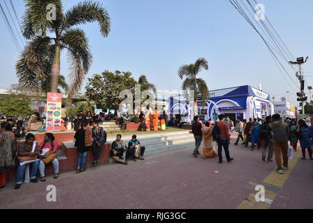 Kolkata, Indien. 6. Februar, 2019. 7. Tag der 12 Tage Dauer 43. Internationalen Kolkata Buchmesse 2019 am Central Park, Salt Lake City, die von den Verlegern und Buchhändlern Gilde organisiert. Credit: Biswarup Ganguly/Alamy leben Nachrichten Stockfoto