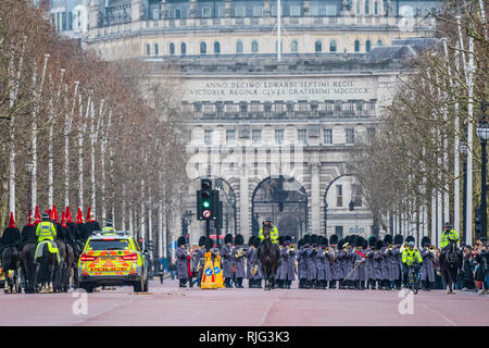 London, Großbritannien. 6. Feb 2019. Ein Wächter Band kommt für die Änderung der Guard wie der Royal Horse artillery Kopf für Green Park Royal Salute zu Ehren des 67. Jahrestags ihrer Majestät der Königin der Thronbesteigung zu feuern. Credit: Guy Bell/Alamy leben Nachrichten Stockfoto