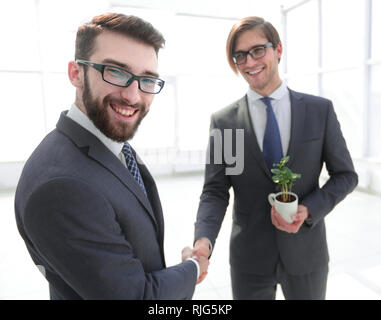 Handshake von Young Business Partner Stockfoto