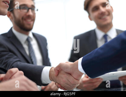 Nahaufnahme von einem festen Händedruck Stockfoto