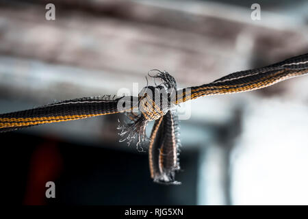 Nahaufnahme von Knoten auf dem alten Stoff eine Wäscheleine. Stockfoto