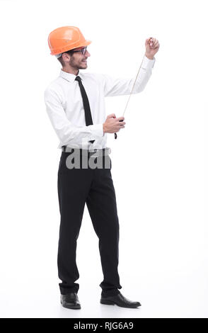 Im vollen Wachstum. Der junge Architekt mit gelbem Maßband Stockfoto