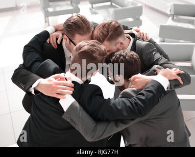 Gruppe von Geschäftsleuten in einem engen Kreis stehen. Stockfoto