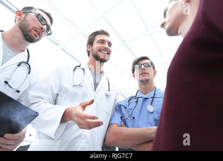 Ansicht von unten. Team der Diagnostiker. Stockfoto