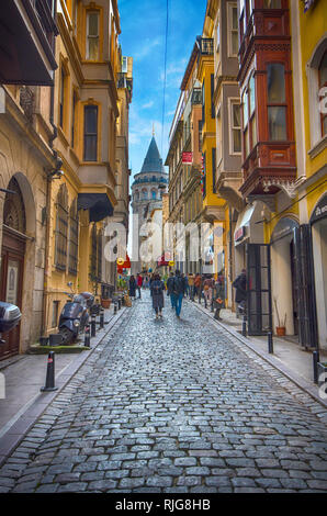 Galata-turm. Dies ist ein mittelalterlicher Turm ein Wahrzeichen der Stadt. Die alte Gasse der historischen Viertel in Istanbul, Türkei Stockfoto