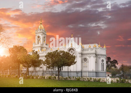 Die Bulgarische Orthodoxe Kirche St. Stephan oder wie Eisen Kirche und Sveti Stefan in Istanbul, Türkei bei Sonnenuntergang bekannt Stockfoto