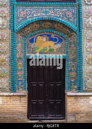 Fliese Bild über hölzerne Tür, Persische nationale Symbol, Sonne über Lion mit Schwert, florales Dekor, Moaschee Tekyeh Moaven-ol-Molk Stockfoto