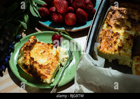 Leckere hausgemachte Kasserolle und Erdbeeren auf den Tisch Stockfoto