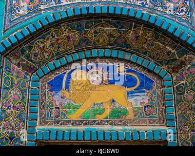 Fliesen, glasierte Fliesen florales Dekor, Persische nationale Symbol, Sonne über Lion mit Schwert, Moschee Tekyeh Moaven-ol-Molk Stockfoto