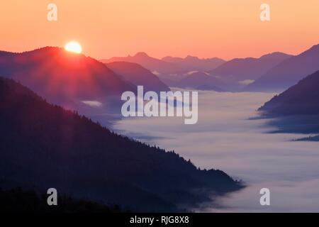 Blick von Krepelschrofen bei Sonnenaufgang auf Bergketten, Isartal bei Nebel, Wallgau, Werdenfelser Land, Oberbayern, Bayern Stockfoto
