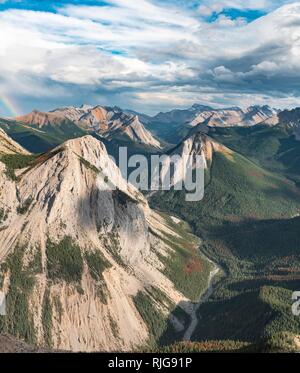 Spektakuläre Aussicht von Schwefel Skyline Trail Berglandschaft mit River Valley, Gipfeln und unberührten Natur, Panoramablick Stockfoto