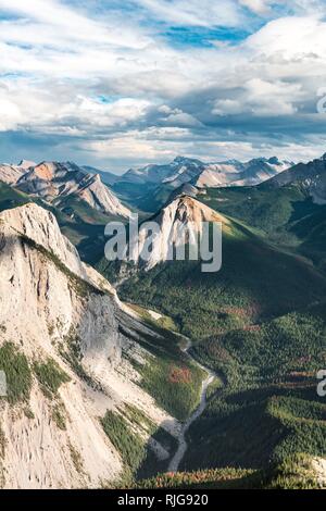 Spektakuläre Aussicht von Schwefel Skyline Trail Berglandschaft mit River Valley, Gipfeln und unberührten Natur, Panoramablick Stockfoto