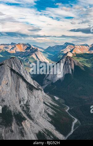 Spektakuläre Aussicht von Schwefel Skyline Trail Berglandschaft mit River Valley, Gipfeln und unberührten Natur, Panoramablick Stockfoto