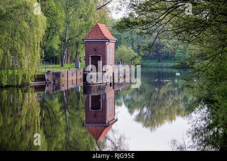 Oste Wehr mit historischen lockkeeper Haus an der Oste, Bremervörde, Niedersachsen, Deutschland Stockfoto