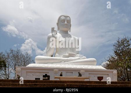 Weißer Buddha Statue, Mihintale Tempel, Sri Lanka Stockfoto