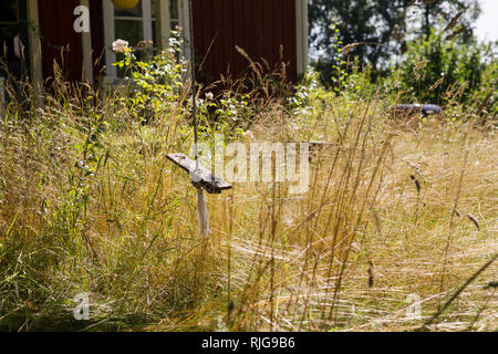 Holz- Schwingen im Gras Stockfoto