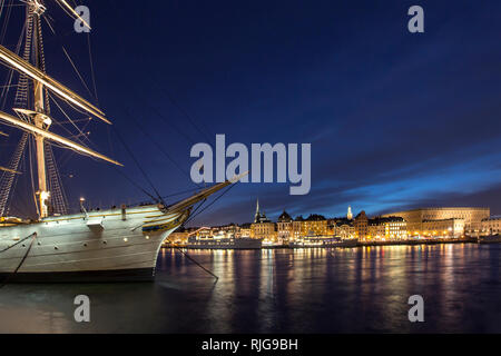 Tall Ship vertäut im Hafen Stockfoto