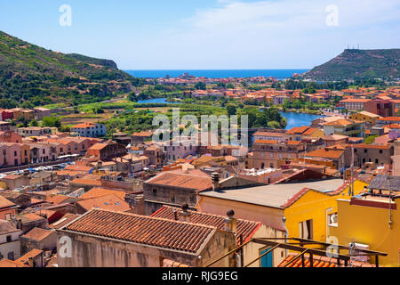 Bosa, Sardinien/Italien - 2018/08/13: Panoramablick auf die Altstadt von Bosa durch den Fluss Temo mit Bosa Marina Resort an der Mittelmeer Küste