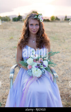 Attraktive Braut ist eine prächtige Hochzeit Bouquet Stockfoto