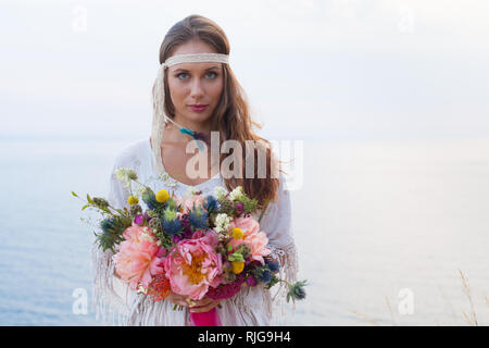 Mädchen mit einer Hochzeit Bouquet Boho-Stil Stockfoto