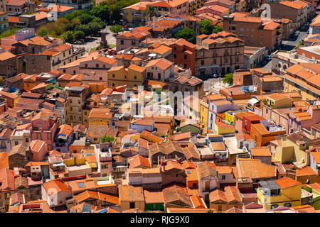 Bosa, Sardinien/Italien - 2018/08/13: Panoramablick auf die Altstadt von Bosa und die umliegenden Hügel von Malaspina Castle Hill gesehen - auch bekannt als Schloss o Stockfoto