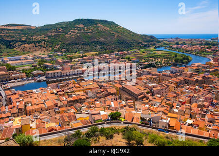 Bosa, Sardinien/Italien - 2018/08/13: Panoramablick auf die Altstadt von Bosa durch den Fluss Temo mit Bosa Marina Resort an der Mittelmeer Küste