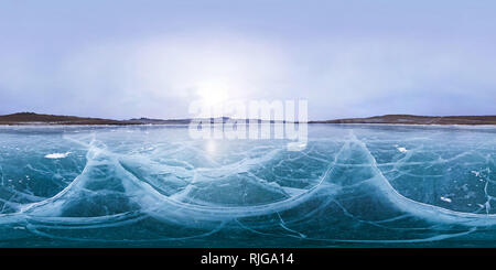 360 Grad Panorama Ansicht von Risse auf dem glatten Eis am Baikalsee. Sphärische 360 180 vr Panorama