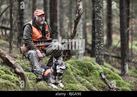 Jäger mit Hund im Wald Stockfoto