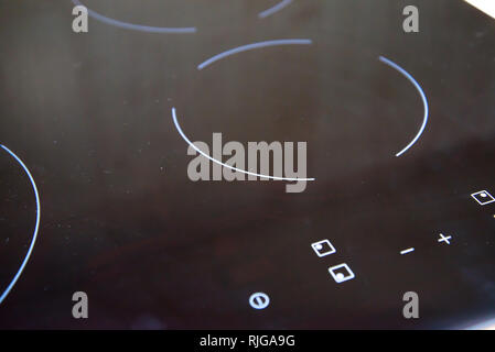 Neue elektrische Herd mit Induktionskochfeld in Küche, Nahaufnahme. Stockfoto