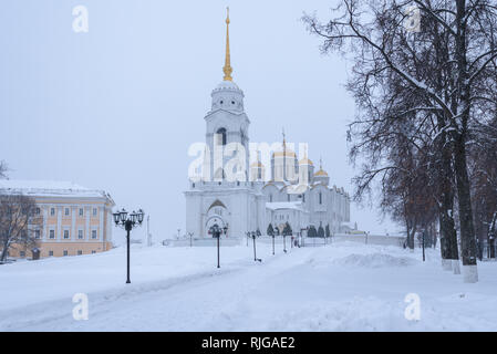 Uspensky Kathedrale in Wladimir im Winter - ein herausragendes Denkmal aus weißem Stein Architektur von Russland Stockfoto