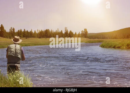 Fischer Fliegenfischen im Fluss der Montana State Stockfoto