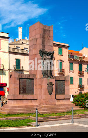 Bosa, Sardinien/Italien - 2018/08/13: Denkmal der Gefallenen - Monumento ai Caduti - am Corso Vittorio Emanuele in der Bosa city center