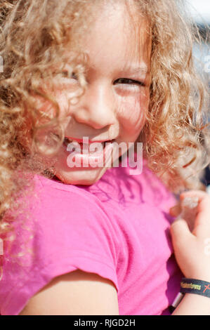 Porträt von lächelndes Mädchen Stockfoto