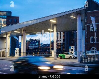 HAMBURG, DEUTSCHLAND - Mar 21, 2018: CleverShuttle car sharing Fahrer tanken eine mit Wasserstoff betriebene Auto Toyota Mirai mit GH2 Wasserstoff im Zentrum von Hamburg, Deutschland Dämmerung Abend Stockfoto