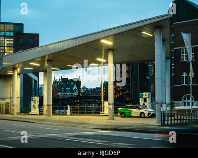 HAMBURG, DEUTSCHLAND - Mar 21, 2018: Ecologic CleverShuttle car sharing Fahrer tankt Wasserstoff - Auto Toyota Mirai mit GH2 Wasserstoff im Zentrum von Hamburg mit Strom versorgt Stockfoto