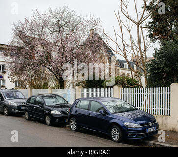 PARIS, Frankreich, 22.September 2017: Neue deutsche Volkswagen Golf kleine Auto Auto auf der Straße geparkt Neben Citroen und Peugeot Auto mit Tropfen bedeckt Stockfoto