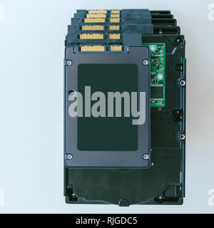 Stapel mehrere HDD Festplatten mit modernen schnelle SSD Solid State Drive vor Ihnen platziert - immer bereit für ein Upgrade Stockfoto