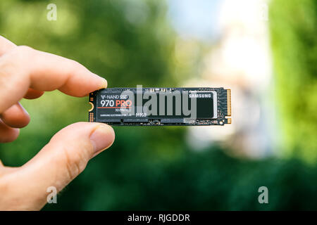 PARIS, Frankreich, 27.Juli, 2018: Der Mensch Hand, die neue Samsung 870 Pro NVME PCIE SSD-Festplatte auf der Vorderseite mit hoher Geschwindigkeit lesen und Samsung 870 Pro schreiben Stockfoto