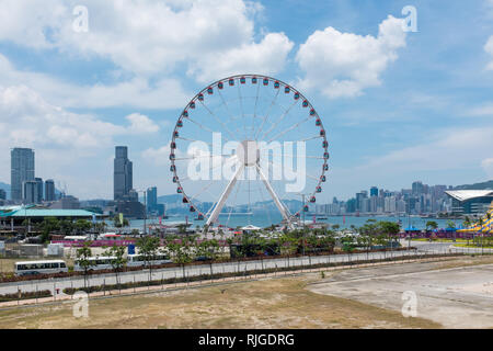 Das große Rad dominiert die Zentrale Harbourfront Event Space in Hongkong Stockfoto