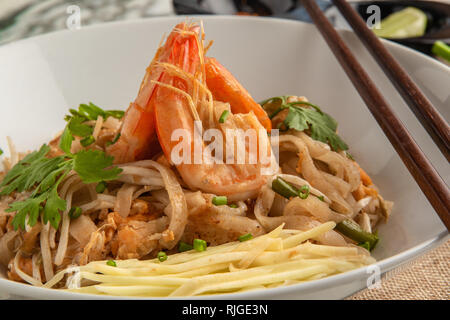 Pad Thai. Im thailändischen Stil Nudeln. Thailändisches Essen. Stockfoto
