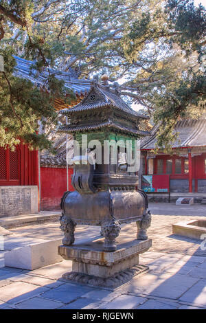 Bügeleisen Altar an Jietai buddhistische Tempel, die während der Tang Dynastie, die derzeit eine touristische Attraktion von Beijing, errichtet. Stockfoto